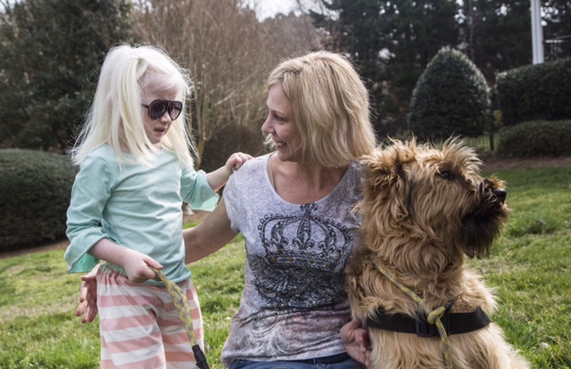 自閉症至今仍無有效醫療手段，但動物治療常能改善症狀。取自東方IC　