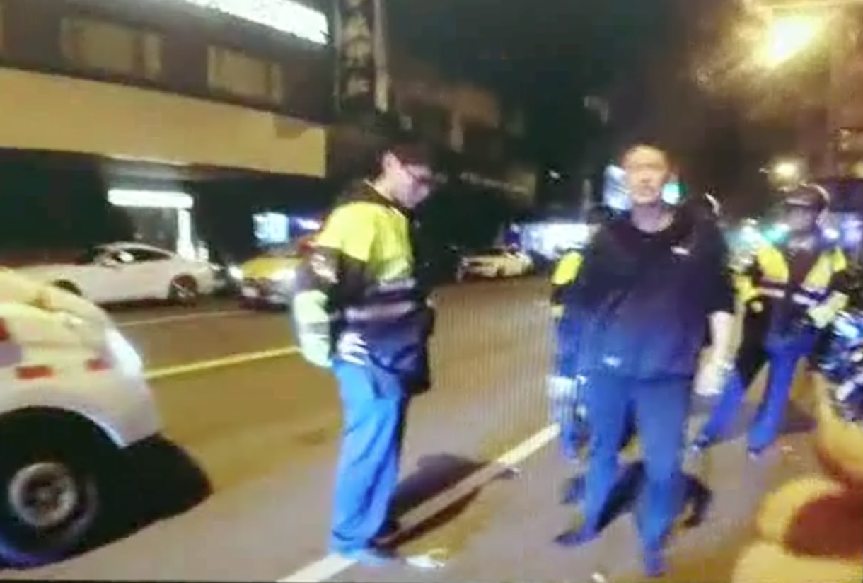 警方趕到現場後，打人的群眾早已作鳥獸散，獨留遭毆的王男。