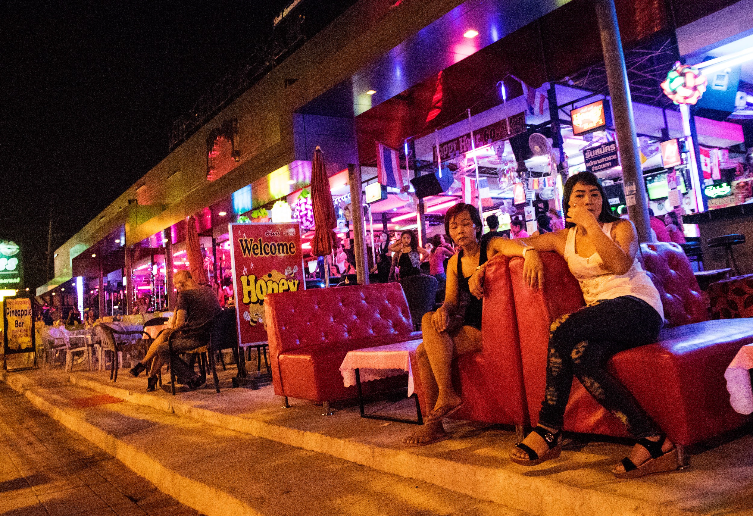 泰國芭達雅一處紅燈區街旁的風塵女郎，來這裡的通常是西方人，都是公開在街邊討價還價。圖取自東方IC
