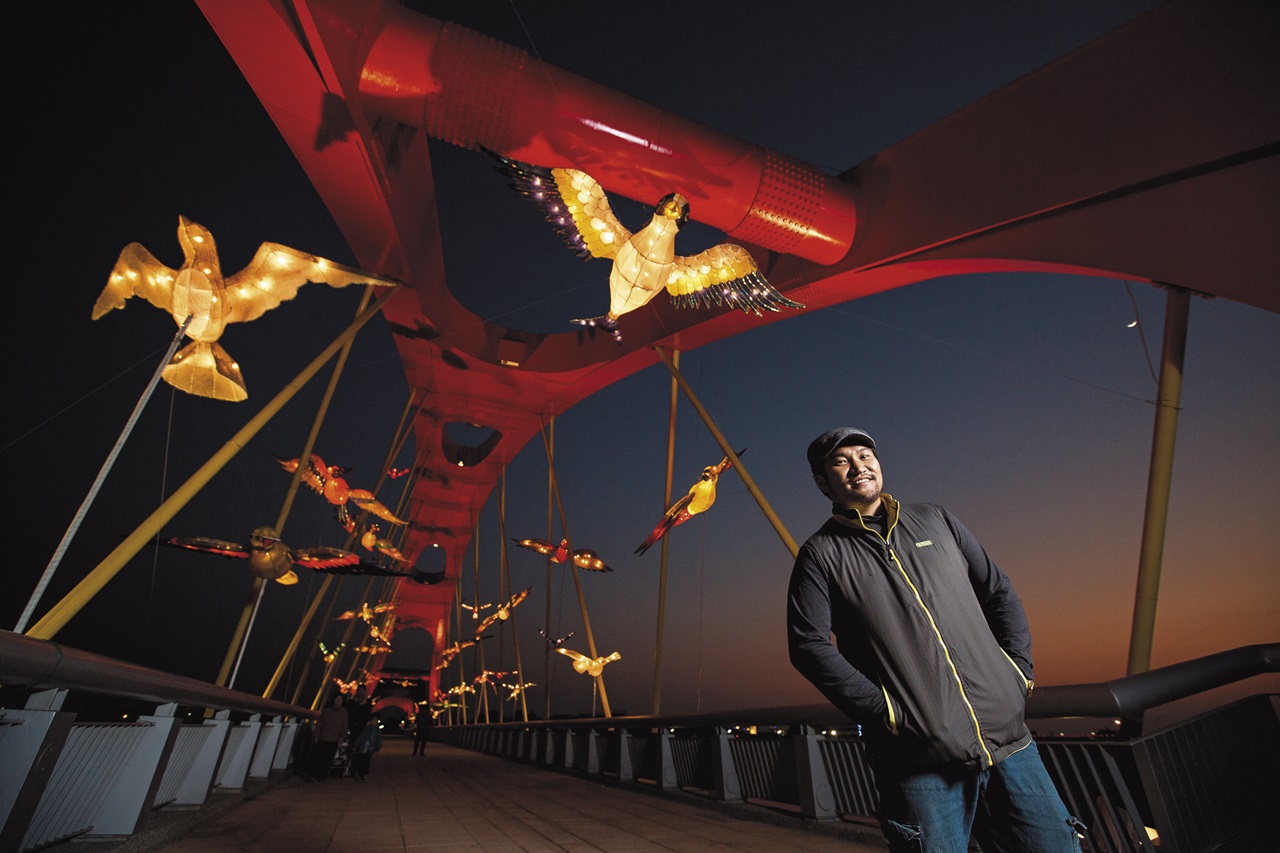 目前仍在北港大橋展出的百鳥朝鳳燈區，是由精通武術、花燈、獅頭製作的吳登興的作品，但他卻一度因為出身武術家庭、生活困苦而自卑。