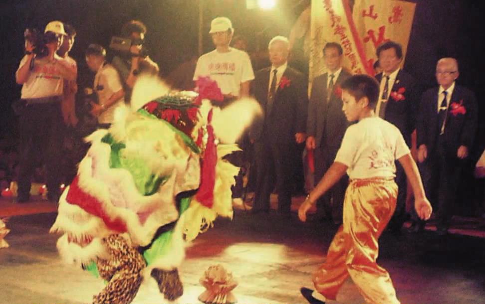 為了生計，年幼時的吳登興常陪父母到中南部鄉鎮廟口表演武術。