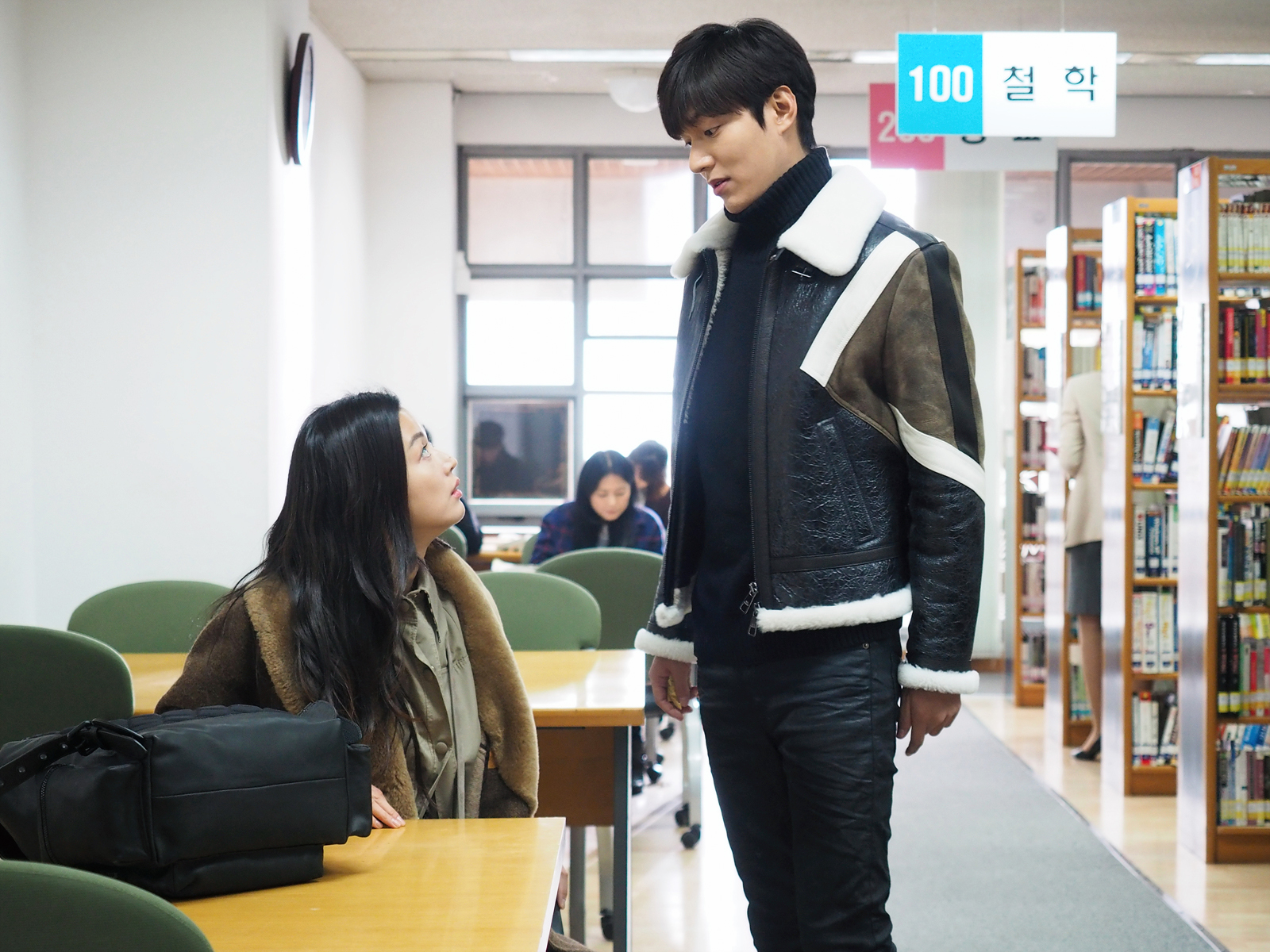 全智賢（左）、李敏鎬主演的韓劇《藍色海洋的傳說》，播出期間盜版情況嚴重，讓愛奇藝台灣站抓不勝抓。（SBS電視台提供）