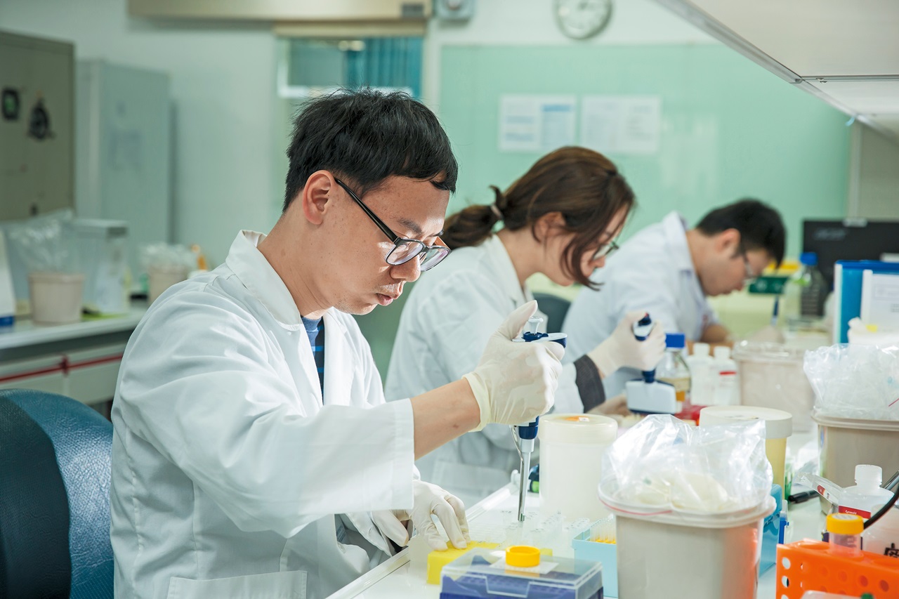 慧智基因以全方位非侵入性產前染色體篩檢（NIPS+）技術聞名，主打不用羊膜穿刺就能檢測出唐氏症等基因異常問題。