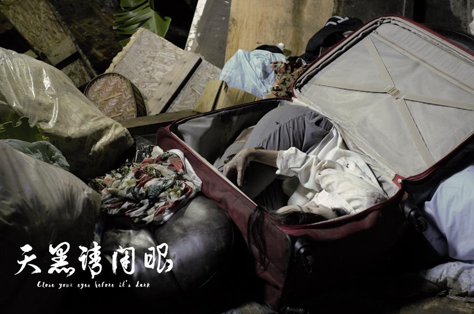 《天黑請閉眼》劇中裝屍體的紅色行李箱，成為宣傳活動的重點象徵符號。(翻攝自天黑請閉眼臉書)