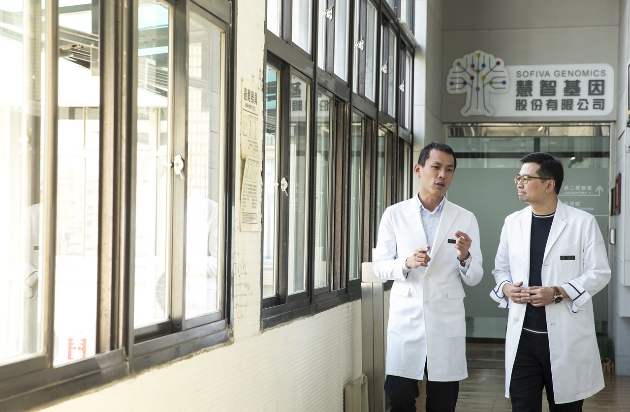 蘇怡寧（右）和慧智基因總經理洪加政（左）師徒關係16年，兩人特質一快一慢，個性互補，默契十足。