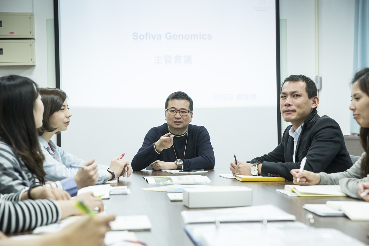 蘇怡寧說跟年輕人工作，連心境都變得年輕，他強調年輕員工不害怕改變，是他愛用的主因。