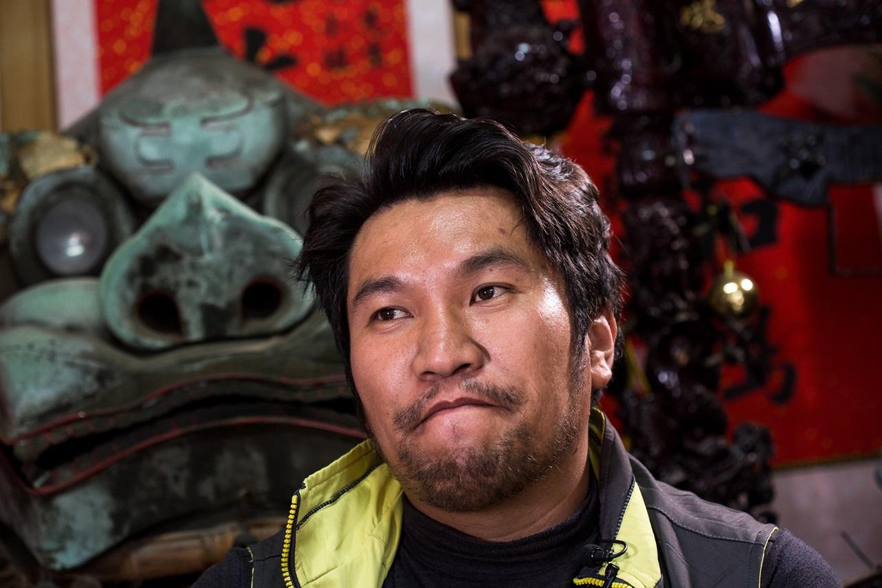 吳登興童年時曾因賣藝賺錢而被同學嘲笑，想起那段過往，他的表情仍難掩苦澀。