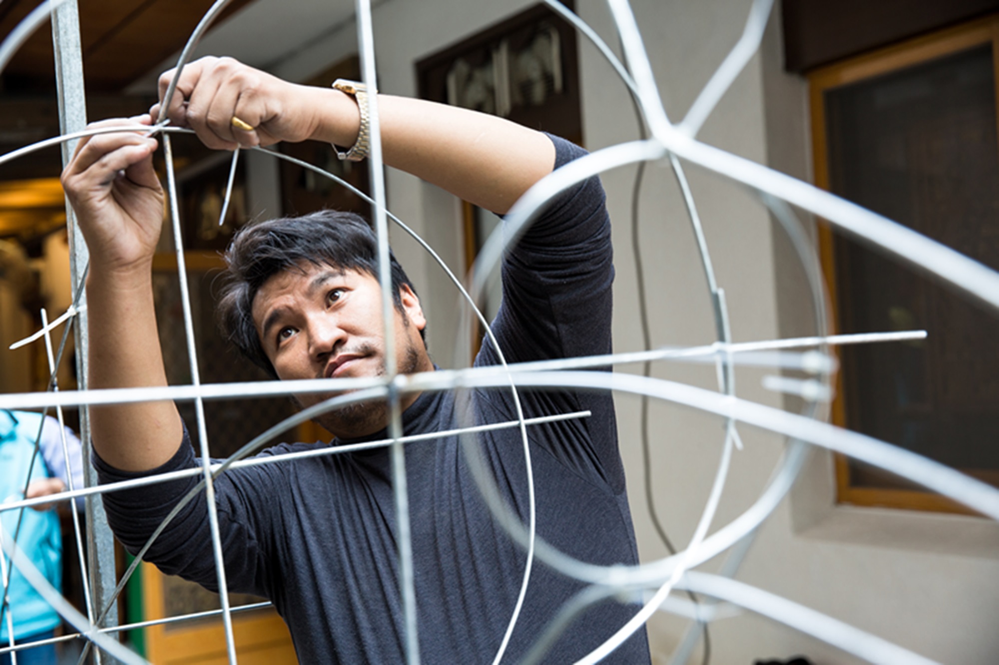 吳登興除了燈藝師身分，也傳承快被遺忘的龍鳳獅陣頭技藝。