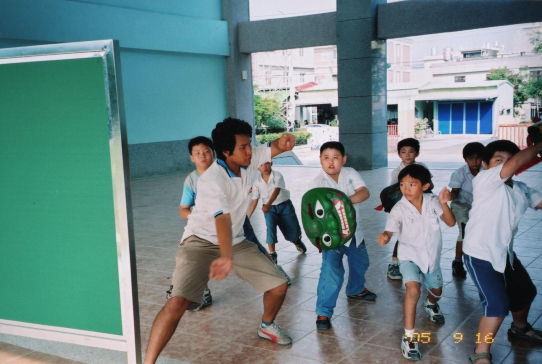 吳登興指導學生學習陣頭武術，更強調的是學生之間的互相尊重與友愛。（吳登興提供）