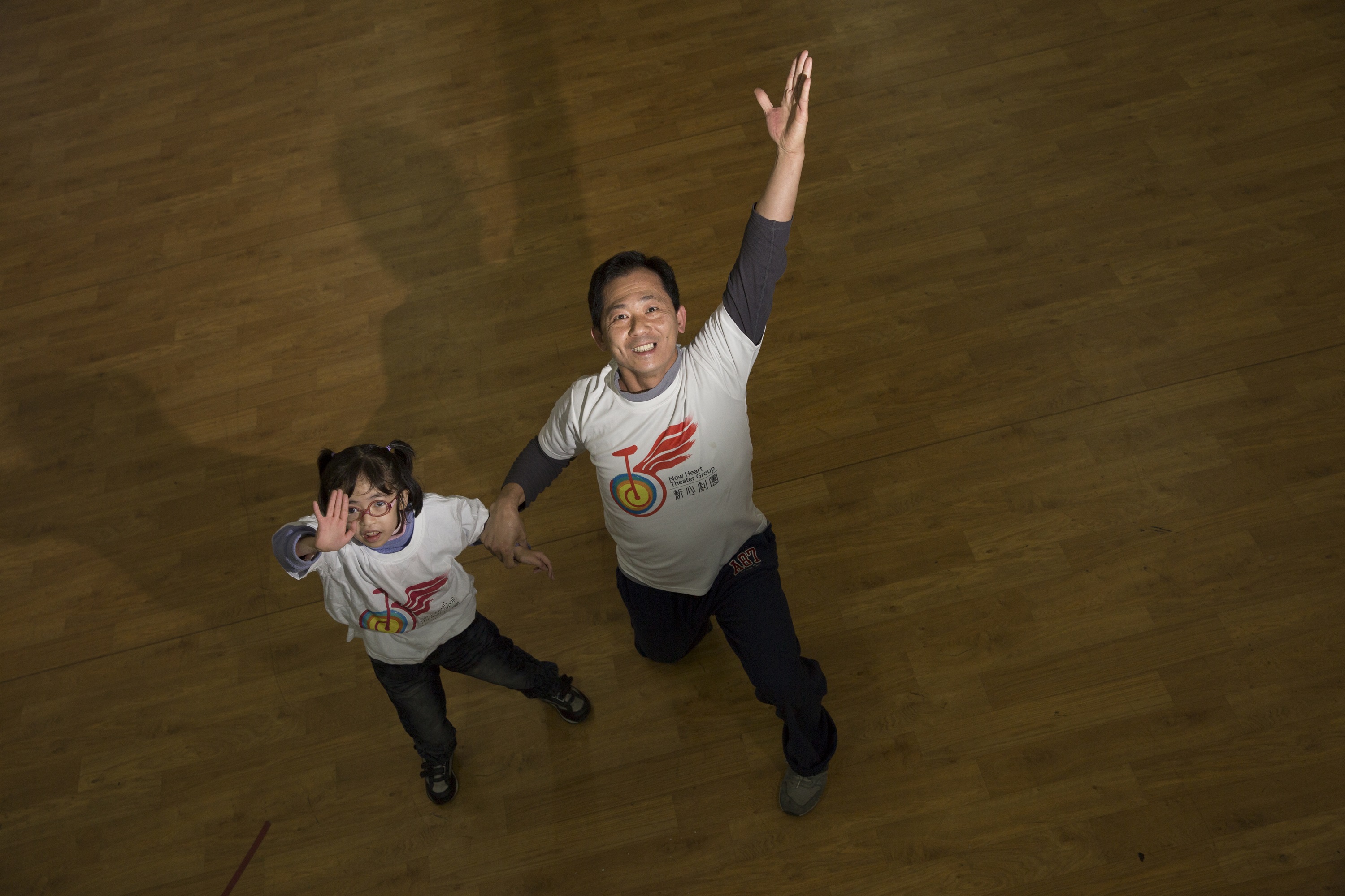 王光華（右）常利用團練時間之餘，帶著子沂（左）做更多的練習，2人要攜手衝破生命的難關。