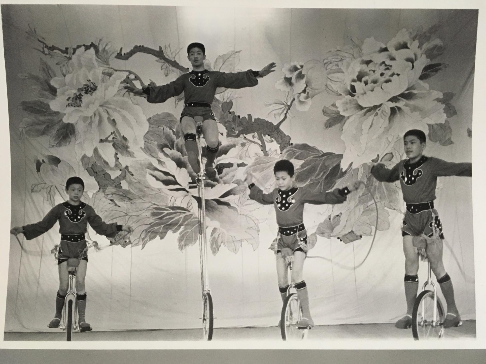 13歲的王光華（右2）和同學為李棠華雜技團拍攝的劇照。（王光華提供）