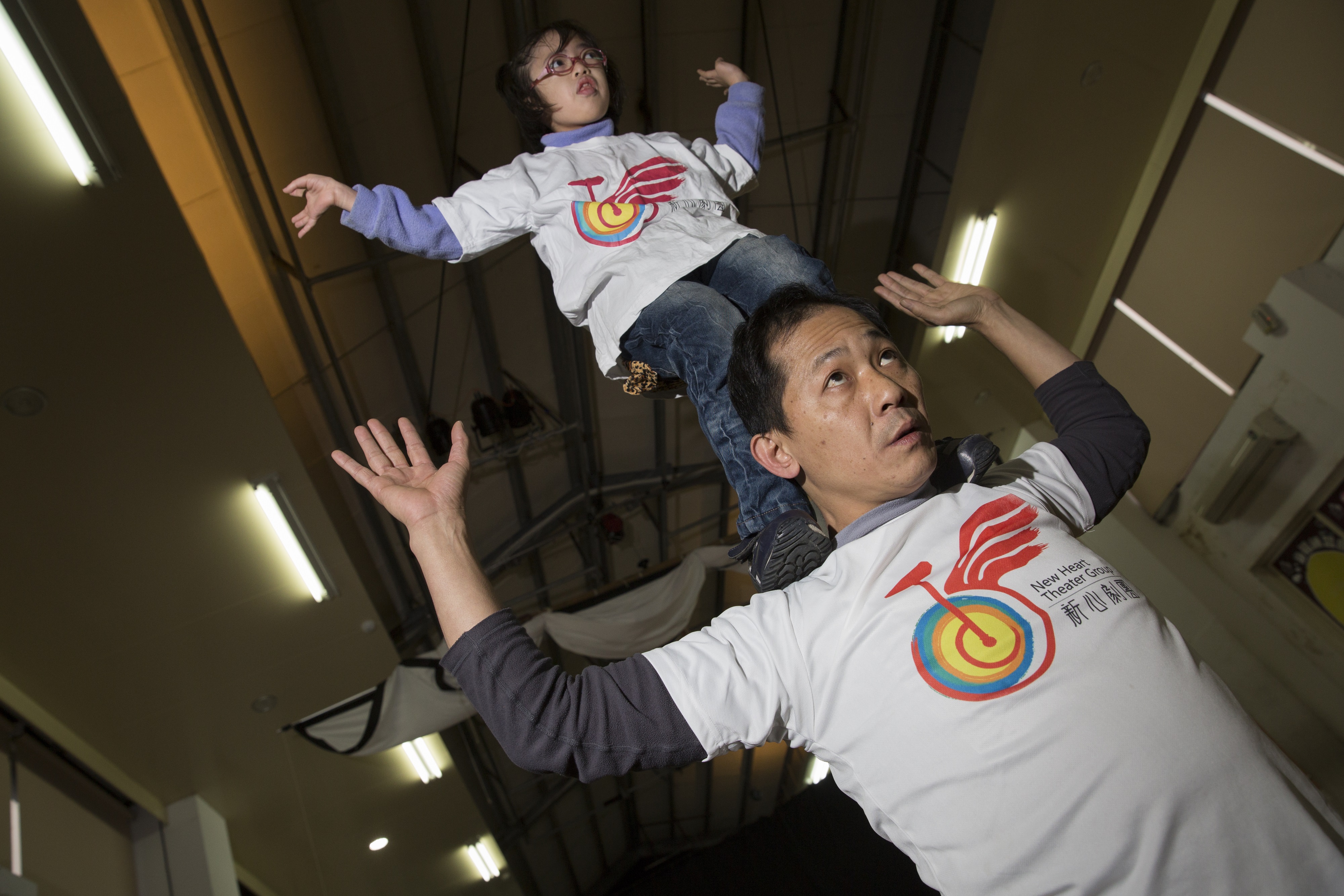 我帶子沂練疊羅漢，那是我和女兒小時候練的動作。