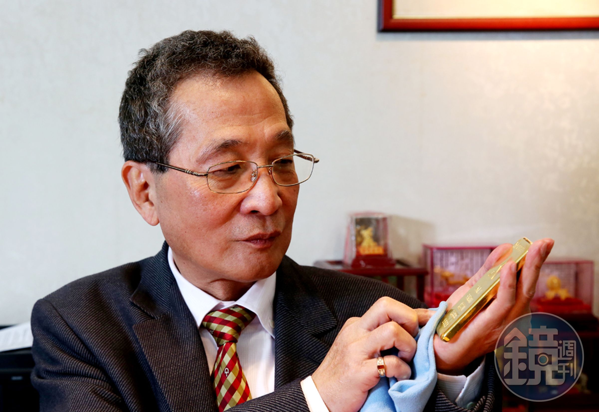 想辨別黃金真偽，可用看色澤、聽聲音等方式來判斷。