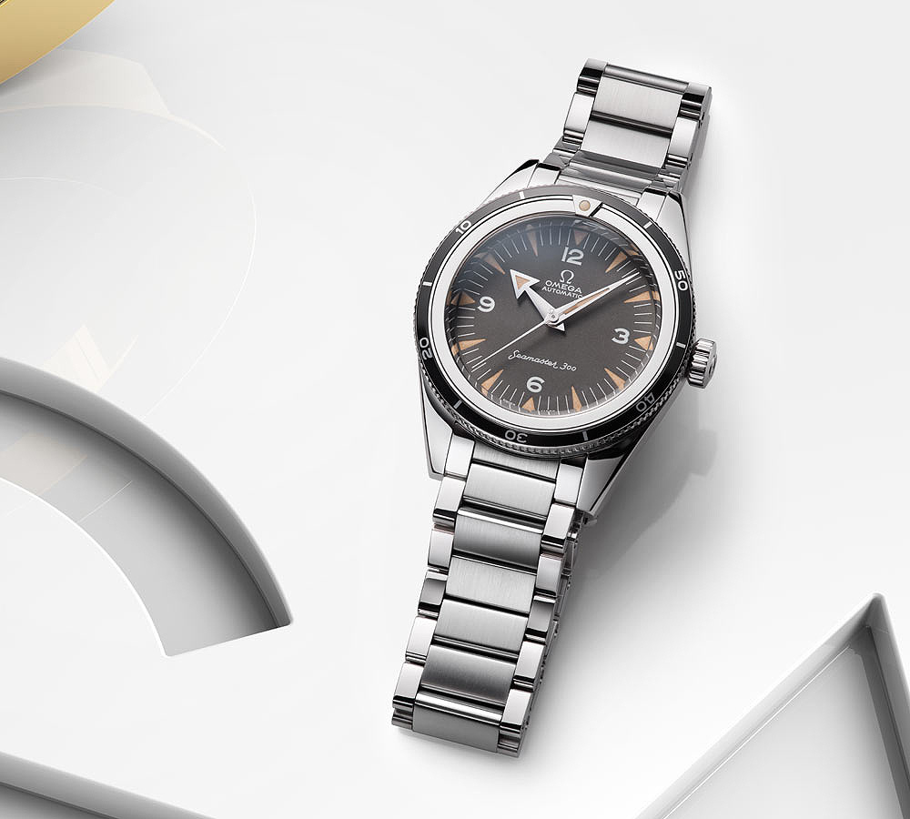 Seamaster 300上的60周年限量錶，是以1960年代的 CK2913腕錶為設計基礎，錶徑為39mm，搭載的是8806大師天文台自動上鍊機芯。