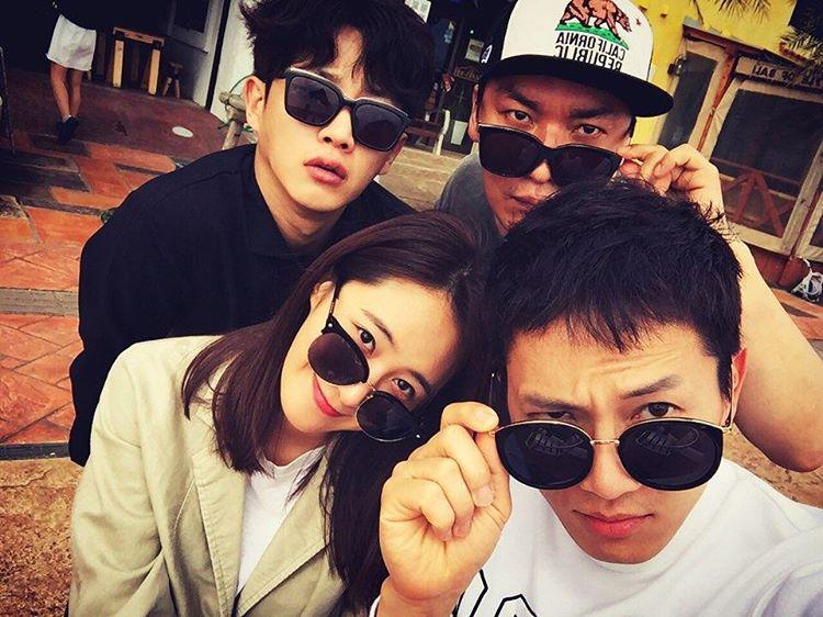 《被告人》主演群在沖繩度假自拍。(右起池晟、趙在允、Yuri、金玟錫)(翻攝自金玟錫ig)