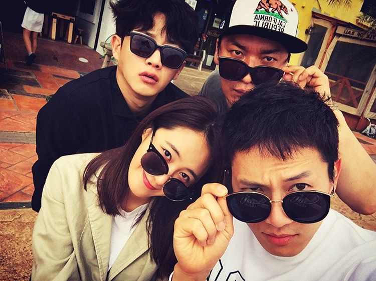 《被告人》主演群在沖繩度假自拍。（右起池晟、趙在允、Yuri、金玟錫）（翻攝自金玟錫ig）