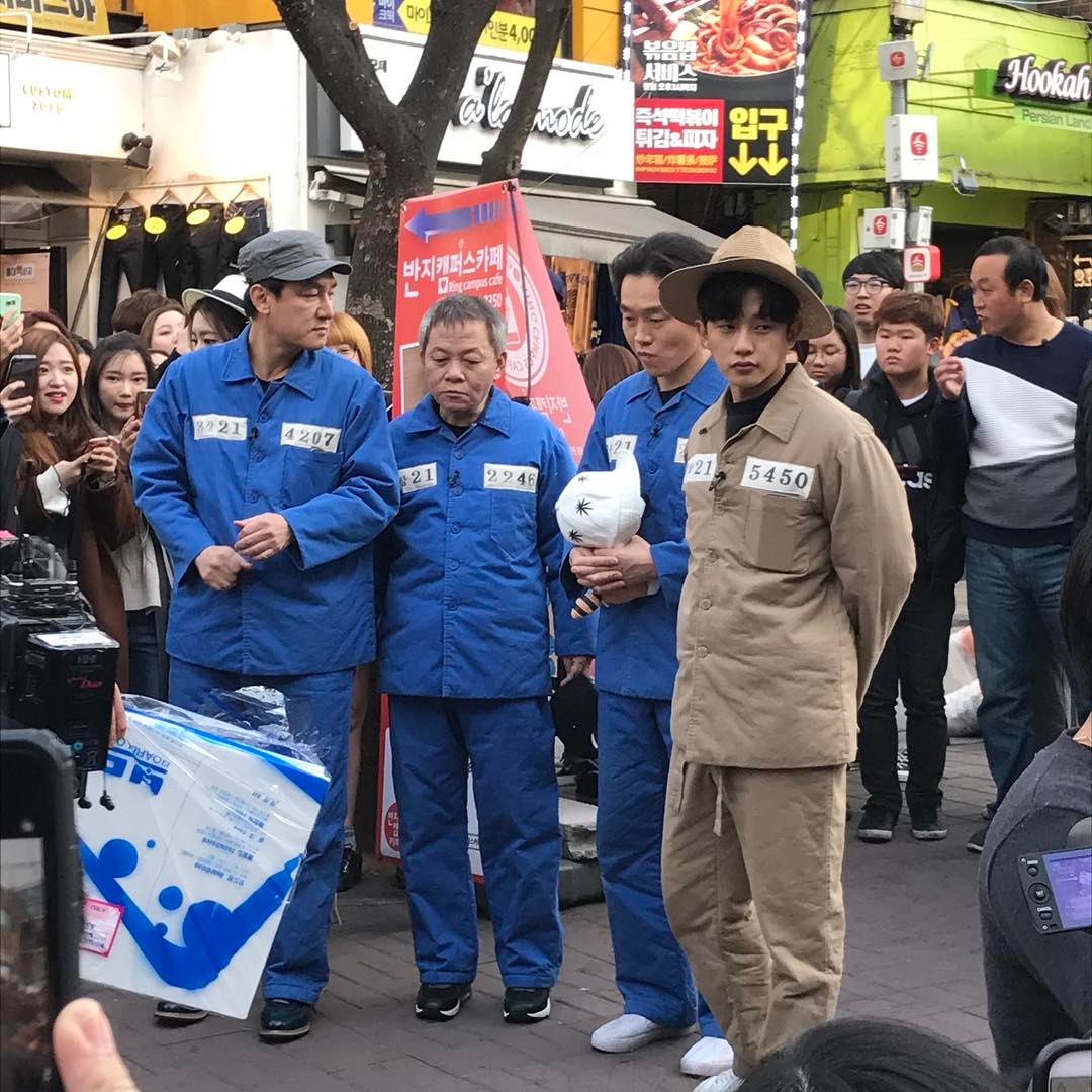 金玟錫（右一）與獄友們在首爾弘大履行收視率公約，吸引大批民眾圍觀。（翻攝自sohui.seo ig）