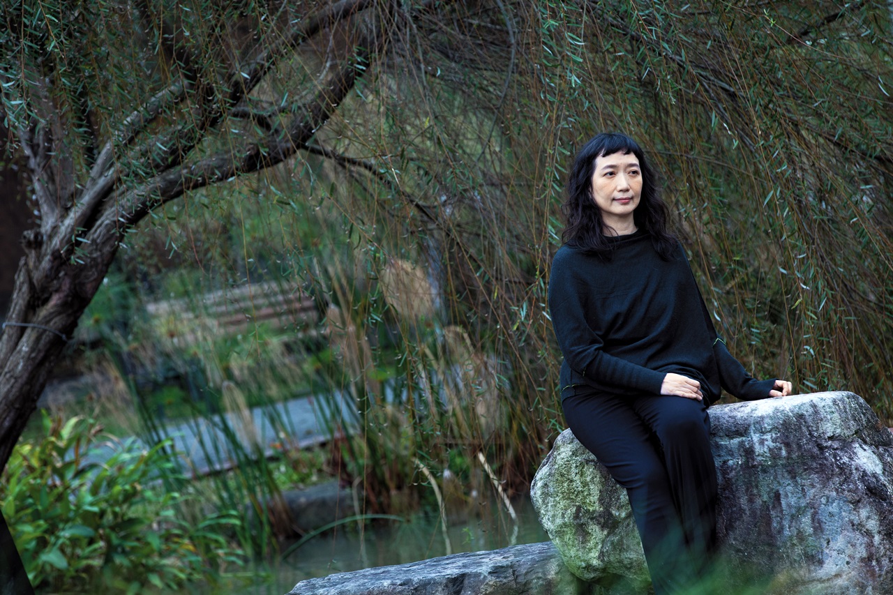 這天,蔡璧名帶我們到台大醉月湖畔,這裡是她平常打太極拳的地方。