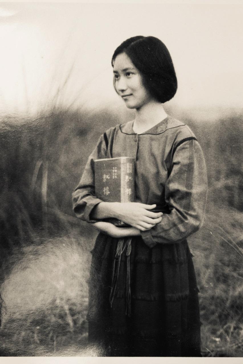 蔡璧名高中就立志讀中文系,手上抱著一本《紅樓夢》的模樣,頗有文藝少女氣息。(蔡璧名提供)