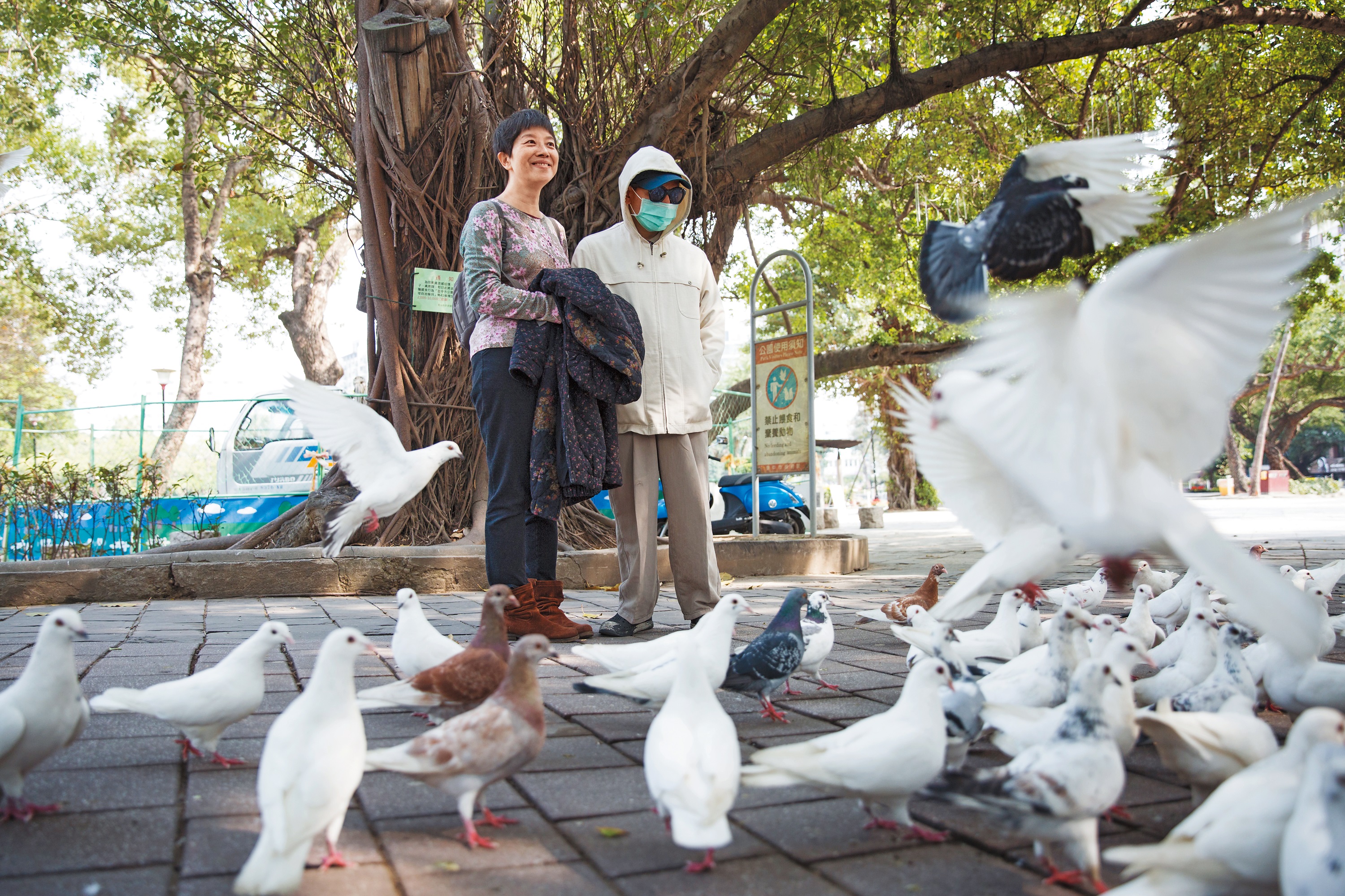 陳文慧（左）與更生人阿趙（右）到公園散步，享受悠閒而自由的時光。