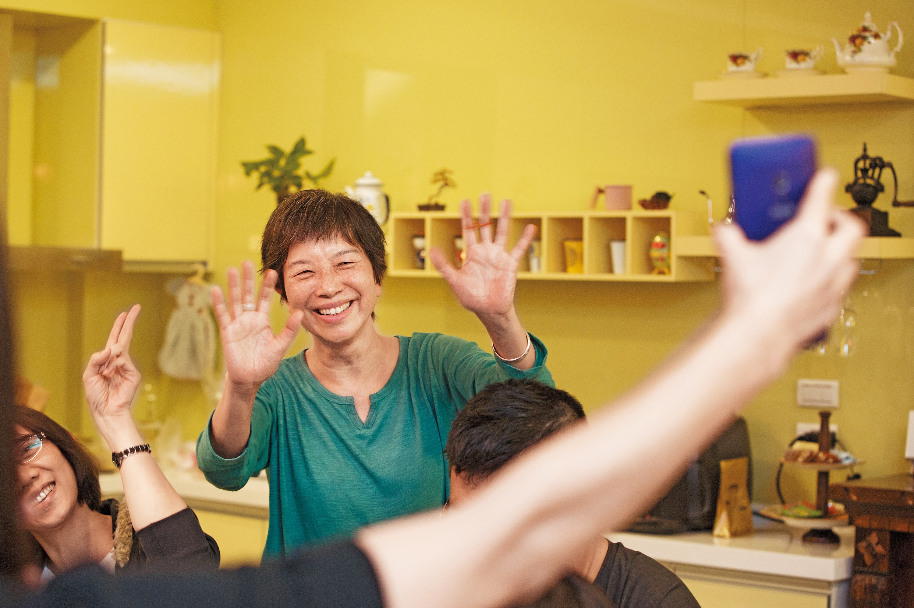 陳文慧與社工師們開心玩自拍。