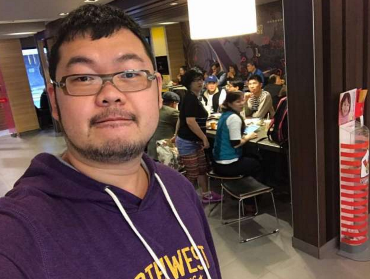 四叉貓昨日和反同婚人士爆發衝突疑遭警方怒嗆「你們同志有什麼人權，你不要去影響別人」，事後澄清是誤會。（圖翻攝四叉貓臉書）