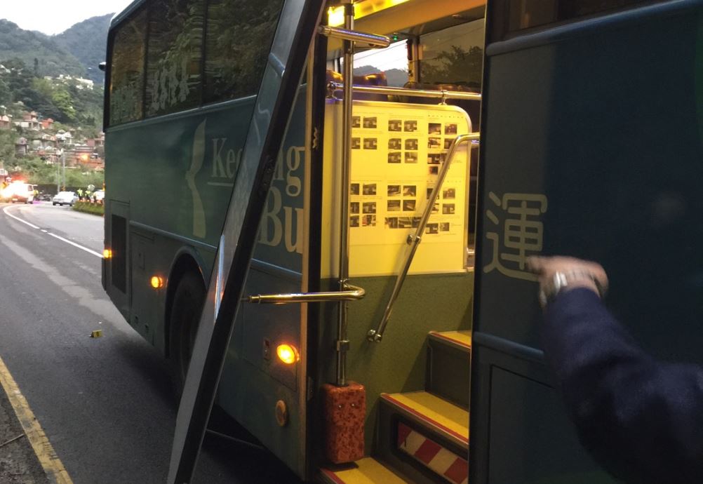 基隆客運1062線疑似後側門故障，無預警打開，造成女學生摔落身亡。