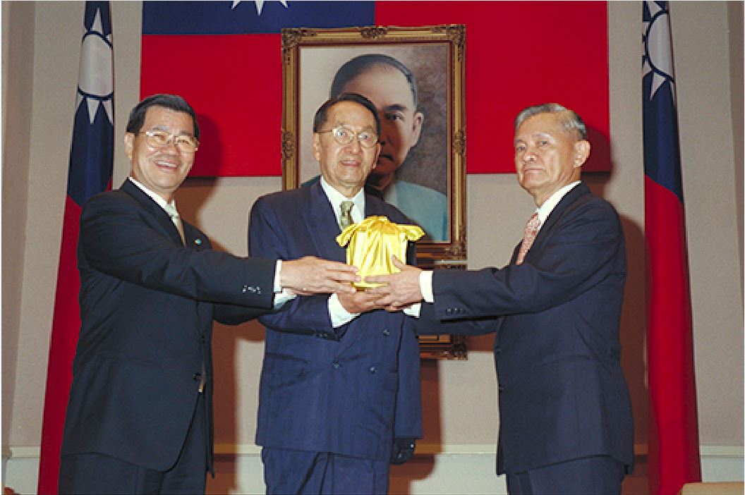 前行政院長唐飛出身飛官，一路歷練駐南非武官、空軍官校校長、空軍總司令、國防部長和行政院長。取自行政院官網