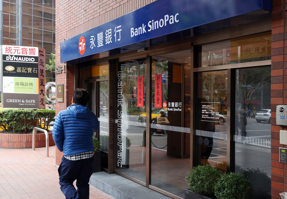 永豐金控流年不利，接連捲入弊案，永豐銀獨董葉莉英今天突然請辭。