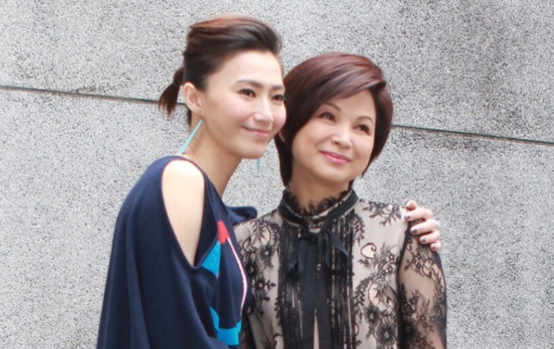 侯怡君23日出席民視《媽媽不見了》時，脫口譙利菁「人妖就是人妖」，尷尬的是，在她旁邊的楊貴媚跟利菁都是已故藝人文英的乾女兒。（民視提供）