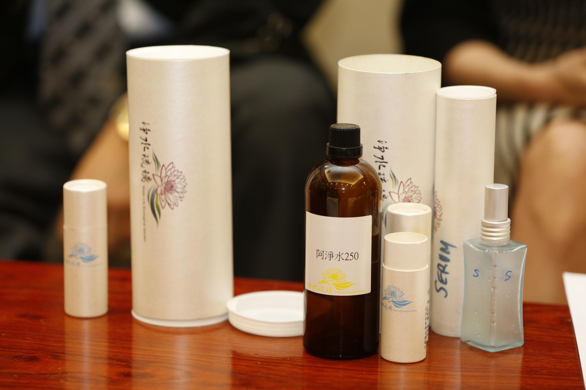 溫翠蘋也將妹妹購買的相關產品容器帶到記者會現場,不過內容物都已交由官方化驗。