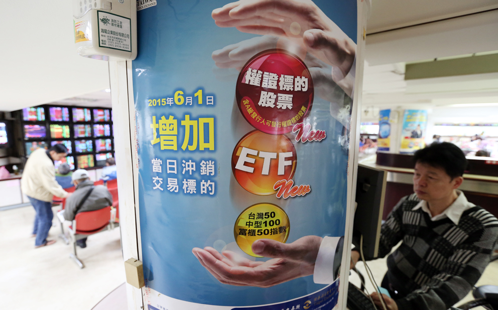 ETF特色在分散風險、費用率低，其中更不乏穩定配息的產品，表現勝於定存，投資人能輕鬆在台股或美股市場中買到。