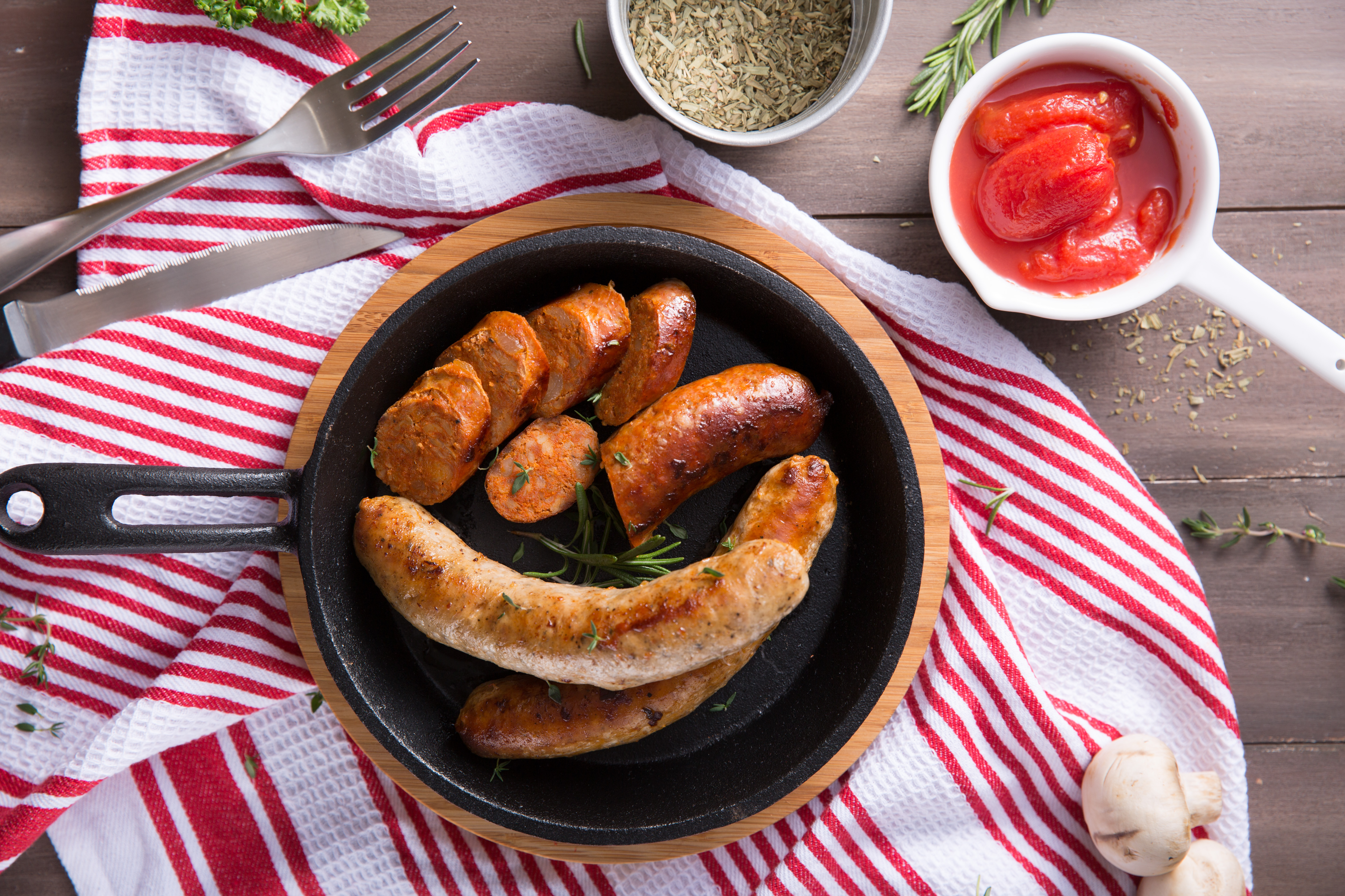 「西班牙香腸」（上）內含匈牙利紅椒粉，嘗起來帶點煙燻味。「孜然香腸」（左下）孜然味濃卻不會過鹹。嗜辣者可以選擇加入雞心椒的「辣味香腸」（右下）。（皆180元／每包4條，限同口味）