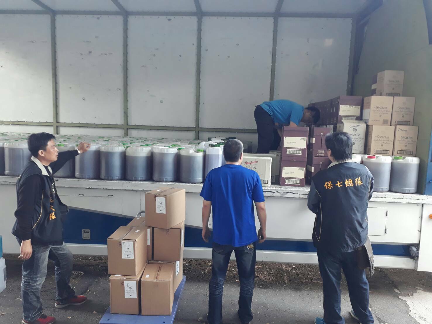 大批假洋酒成品及半成品堆放在現場。