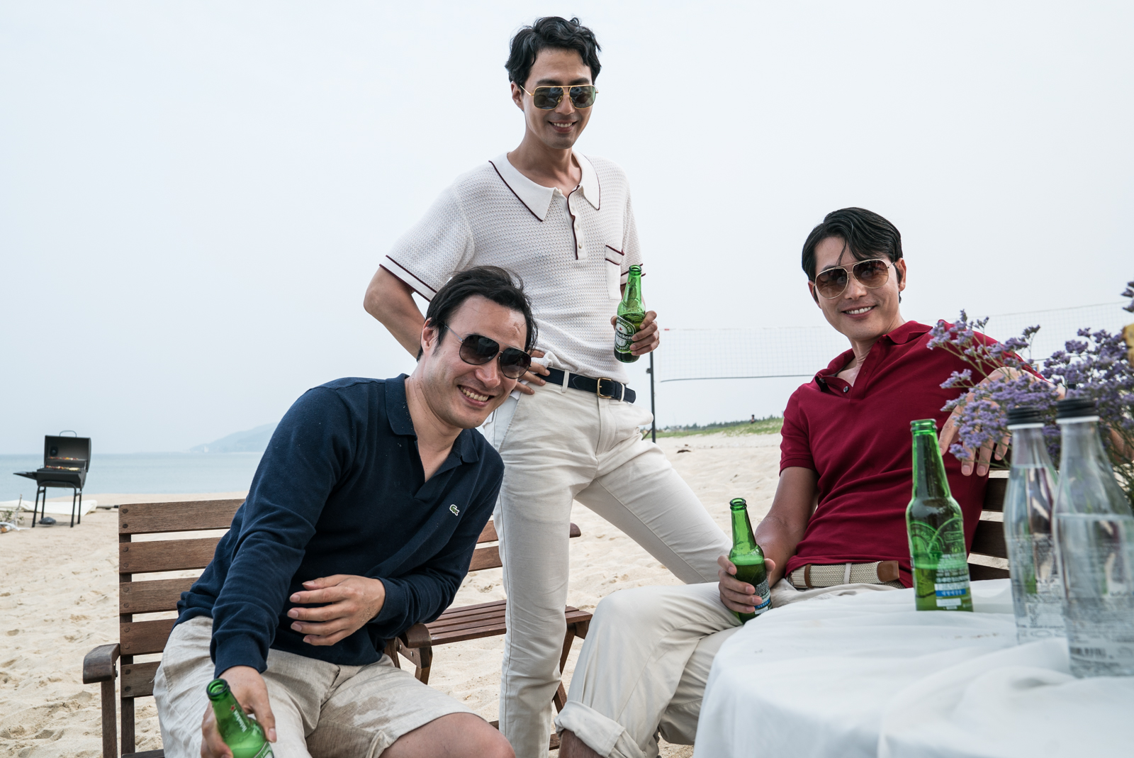 趙寅成（中）、鄭雨盛（右）主演的《金權性內幕》，號稱韓國影史顏值最高的電影。