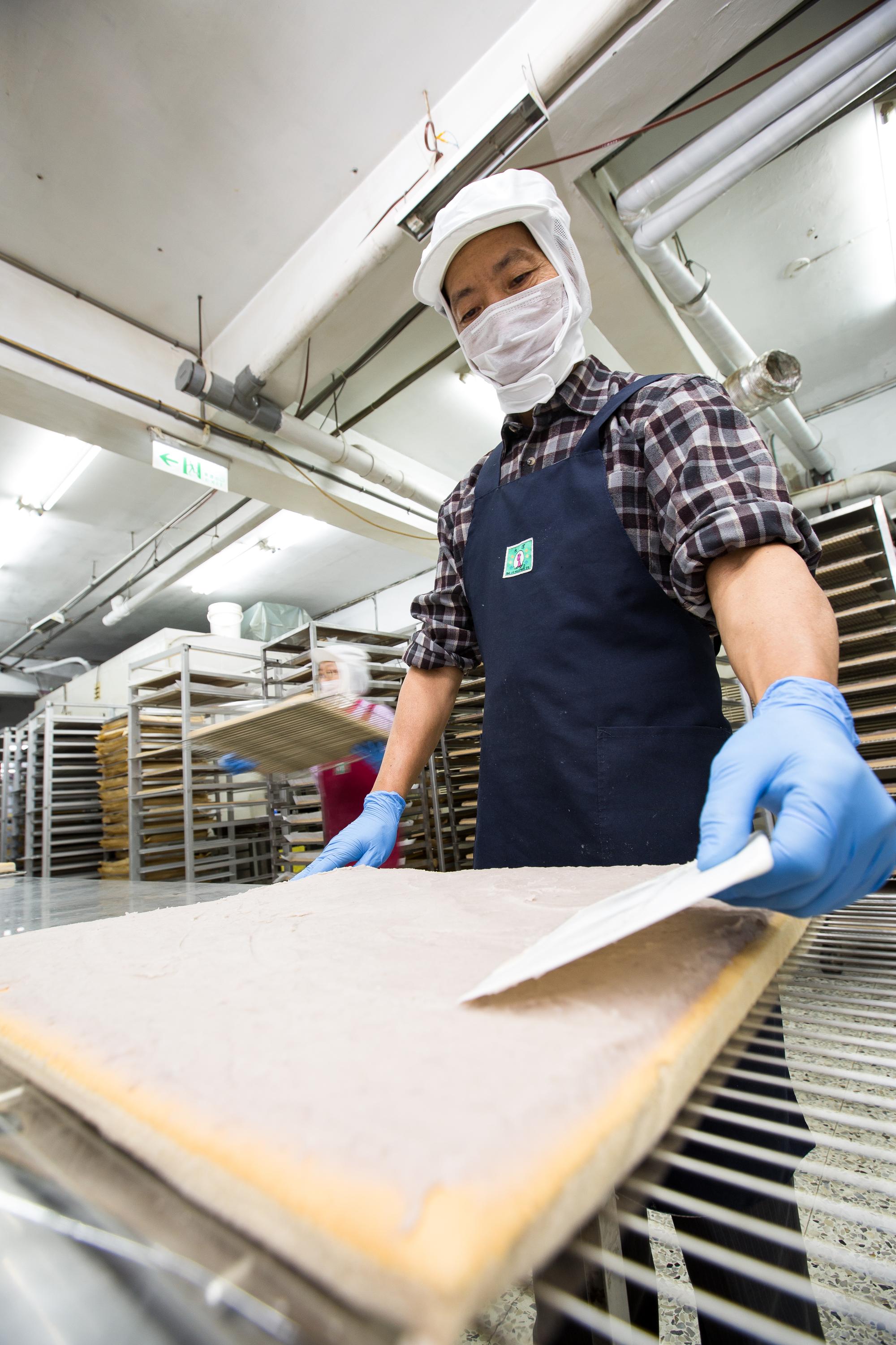 製作芋泥卷須精準掌控溫度,利用蛋糕體的餘溫,均勻推抹厚厚一層芋泥餡。