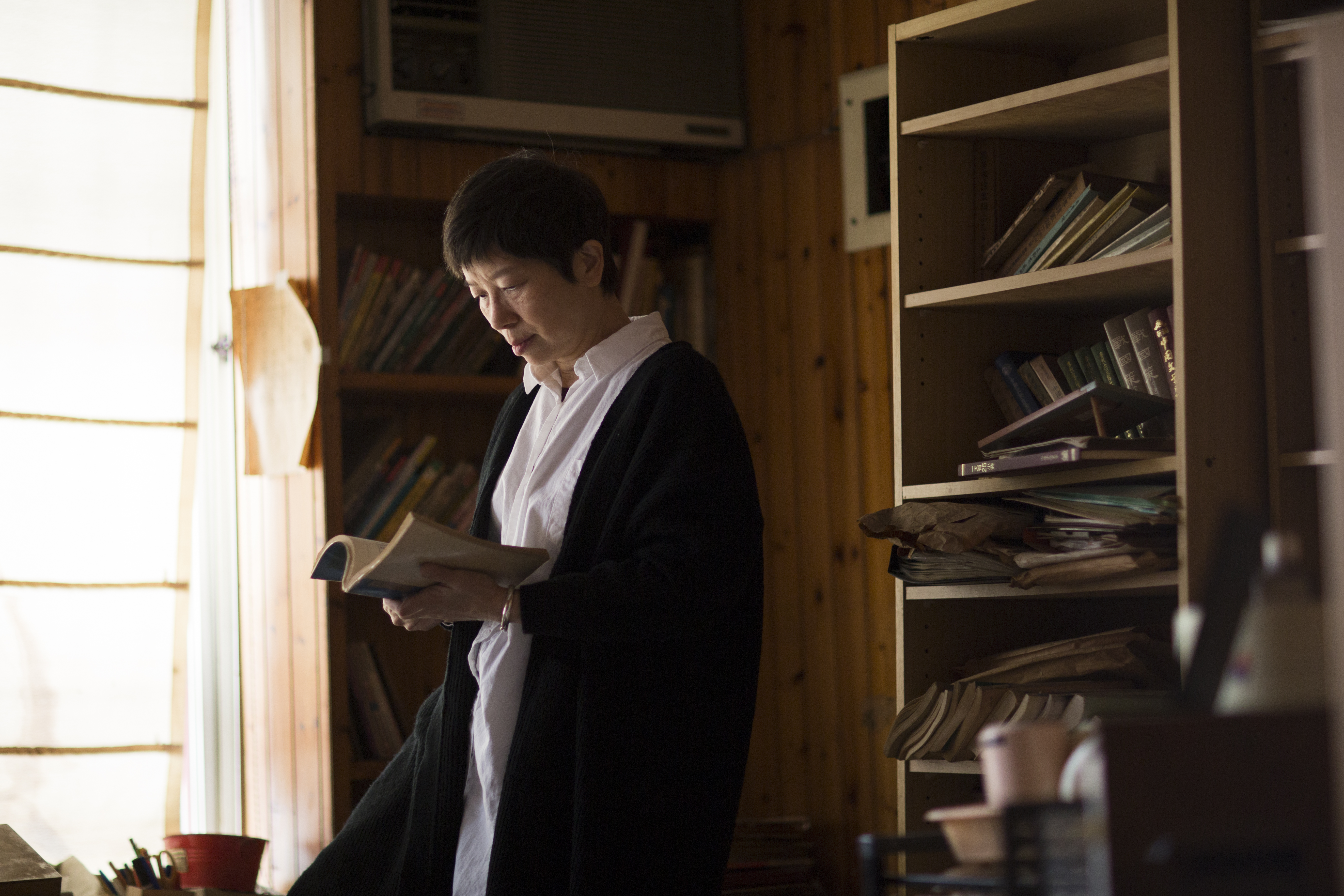 因為大兒子生病，而停止教學工作，但蕭荷游藝小築工作室裡，仍存放著大量寫作資料，每一張紙上的每一個字，都是情感。