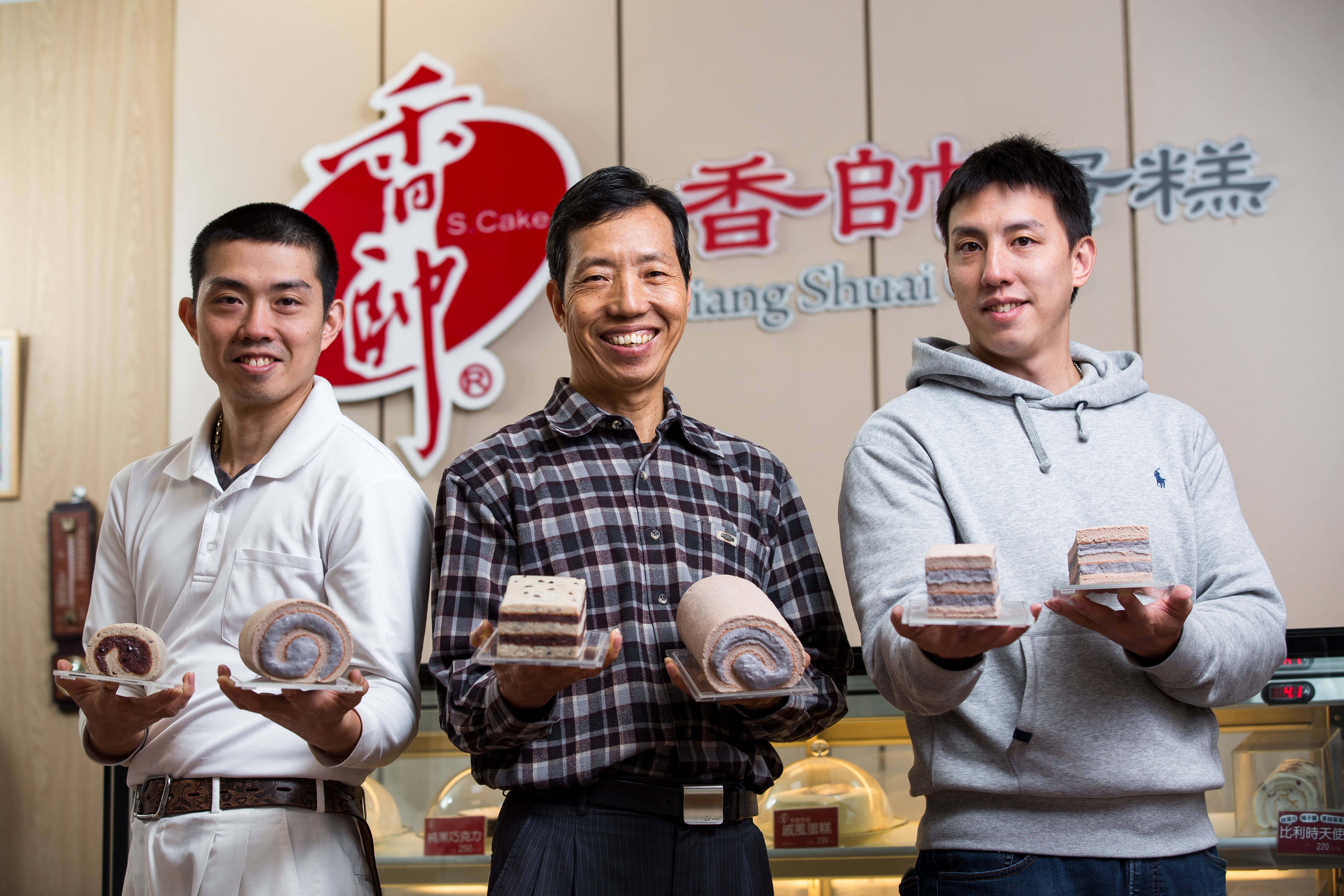 長子王韋文(左)與次子王韋驊(右)均加入團隊，協助父親王志德(中)經營老店。