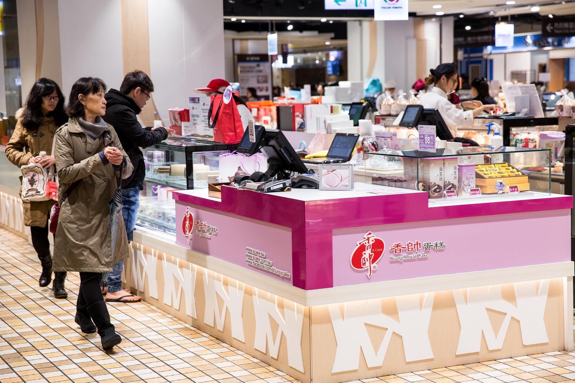 為拓展通路，如今也在百貨公司設點，圖為統一時代百貨門市。