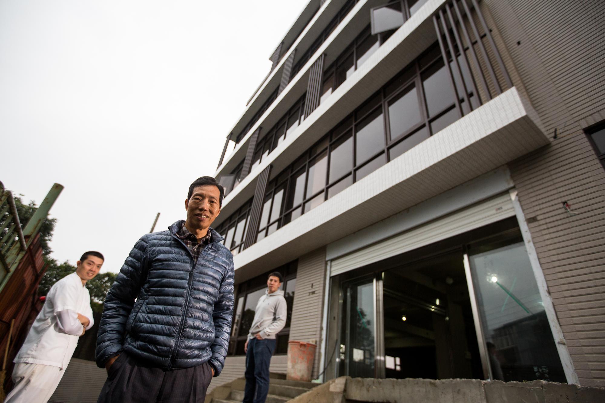 王志德父子三人正如火如荼規劃汐止觀光工廠，預計年中正式開幕。