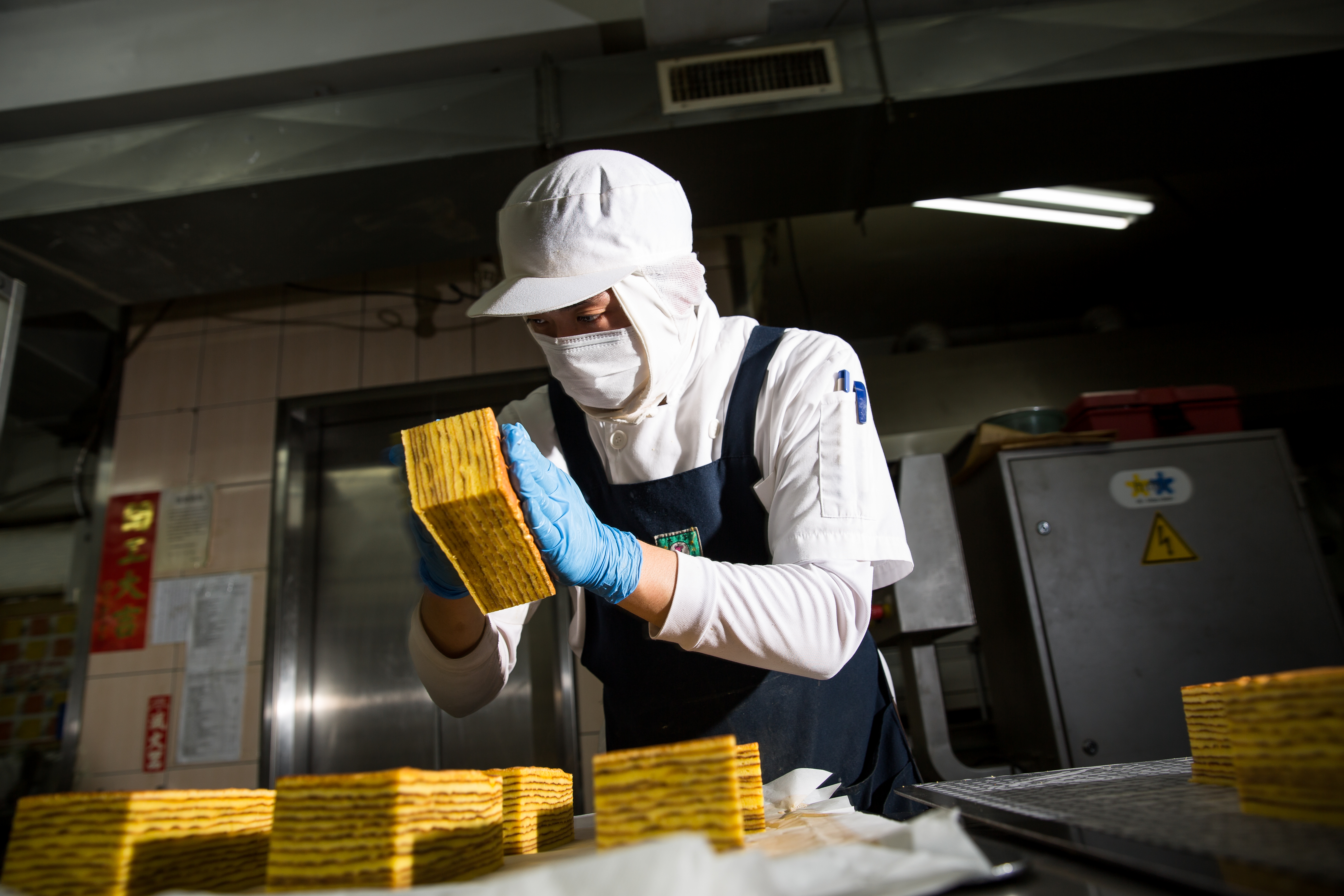 香帥蛋糕第二代王韋文正聚精會神製作純手工德式千層蛋糕。