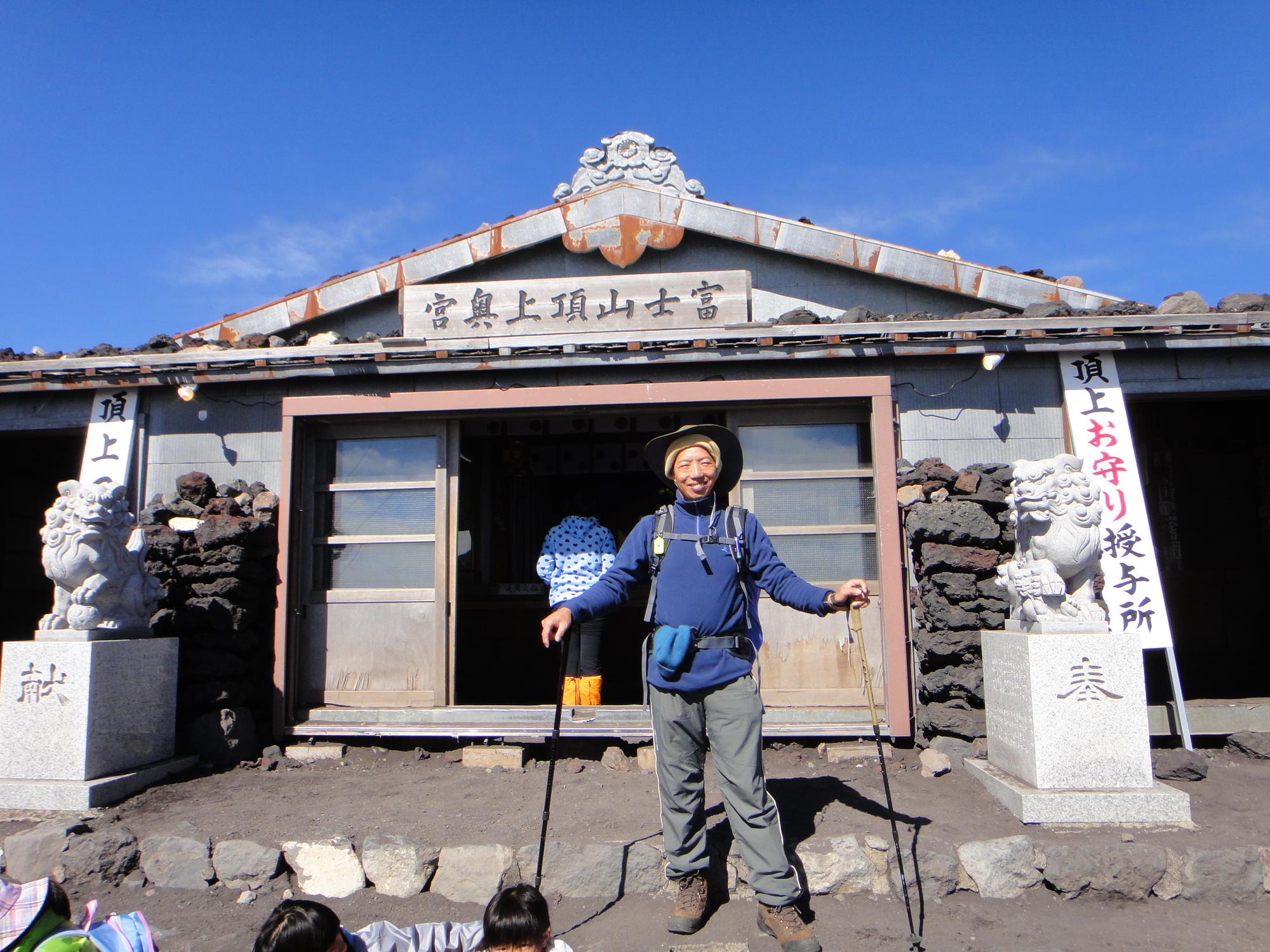 王志德的登山齡逾15年,在富士山頂拍照留念。(香帥提供)