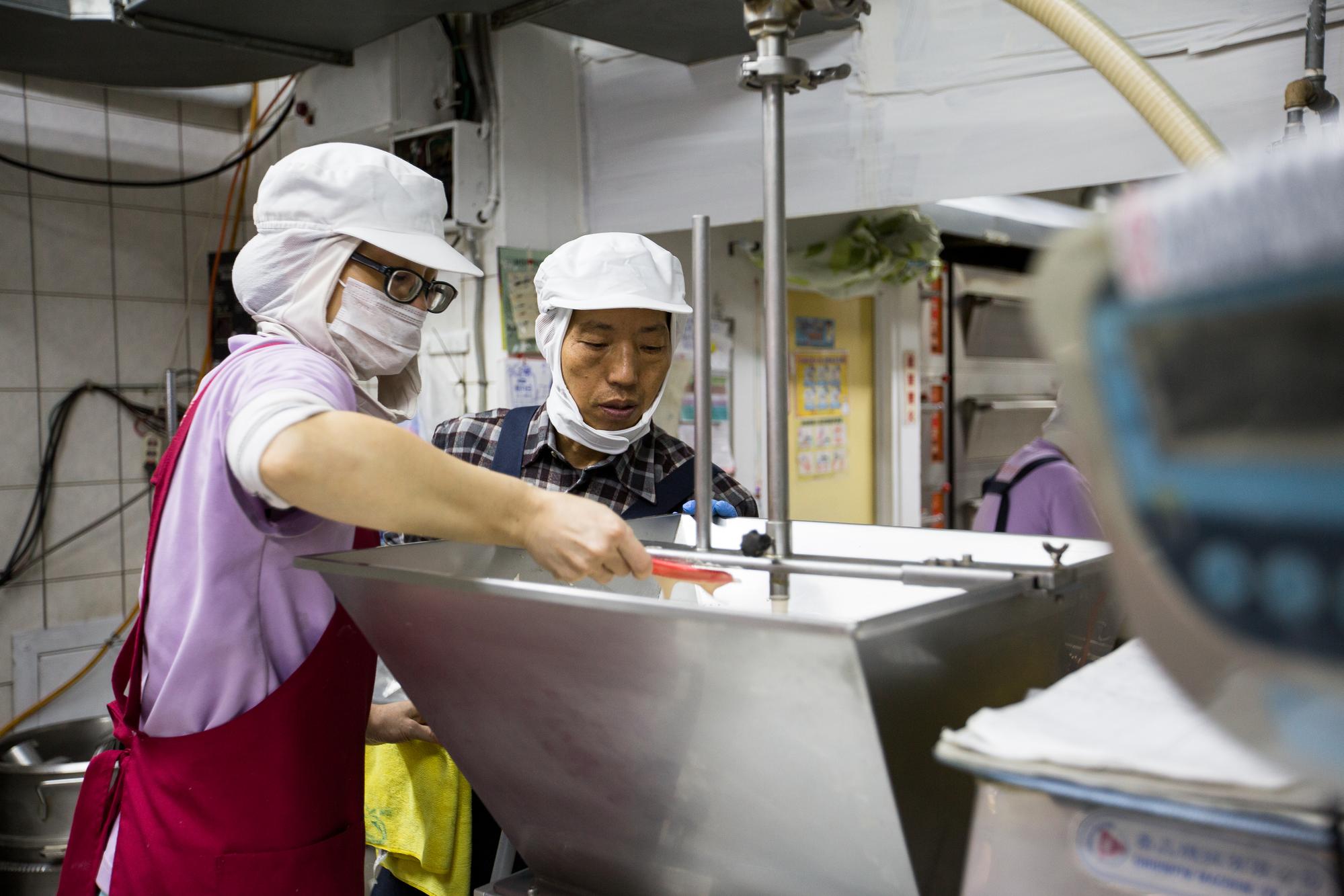 香帥蛋糕創辦人王志德設計不少自動化機台，降低人為接觸汙染食材的機會。