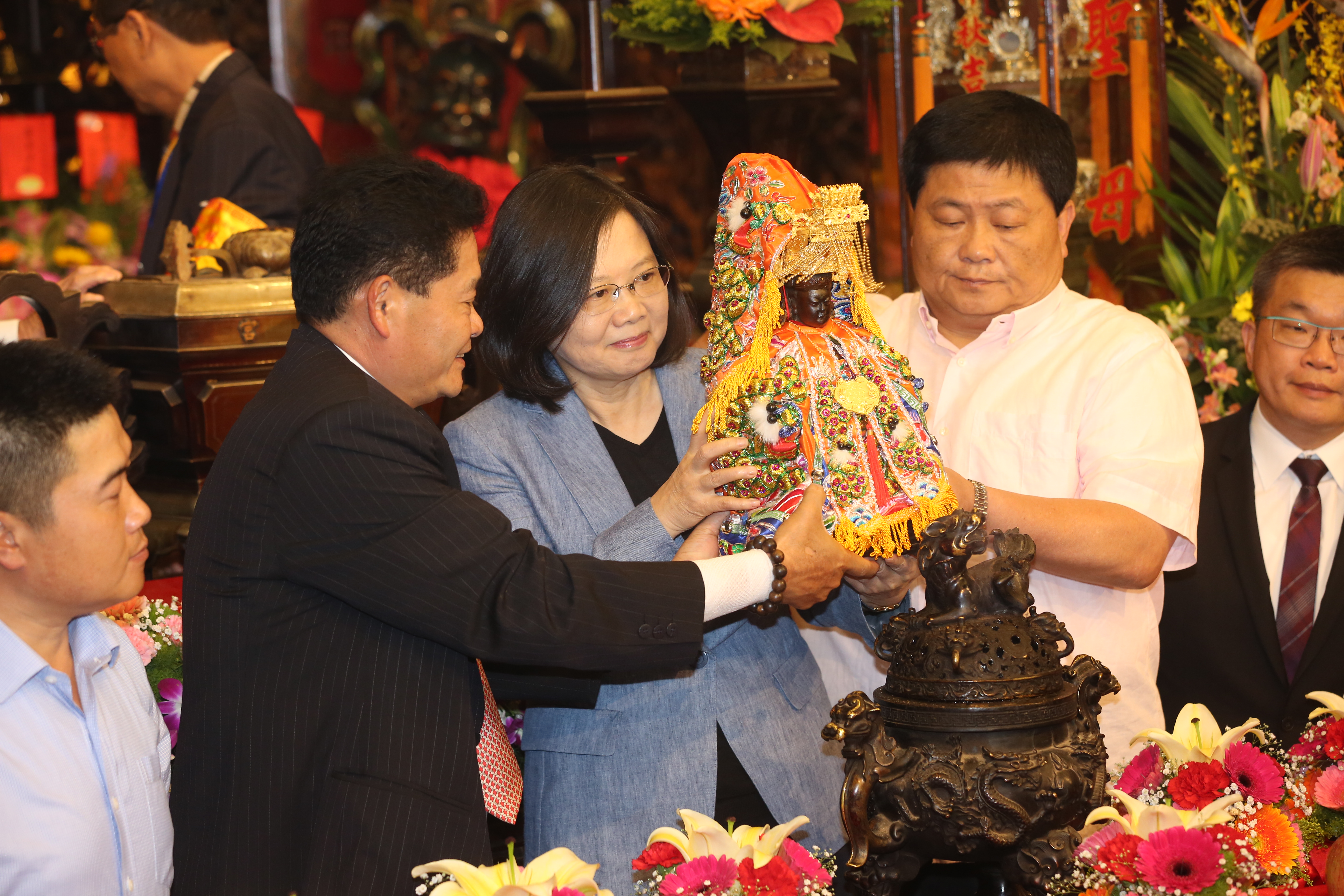 蔡英文搶到百年頭香，成為大甲媽遶境的第一位女性主祭官。