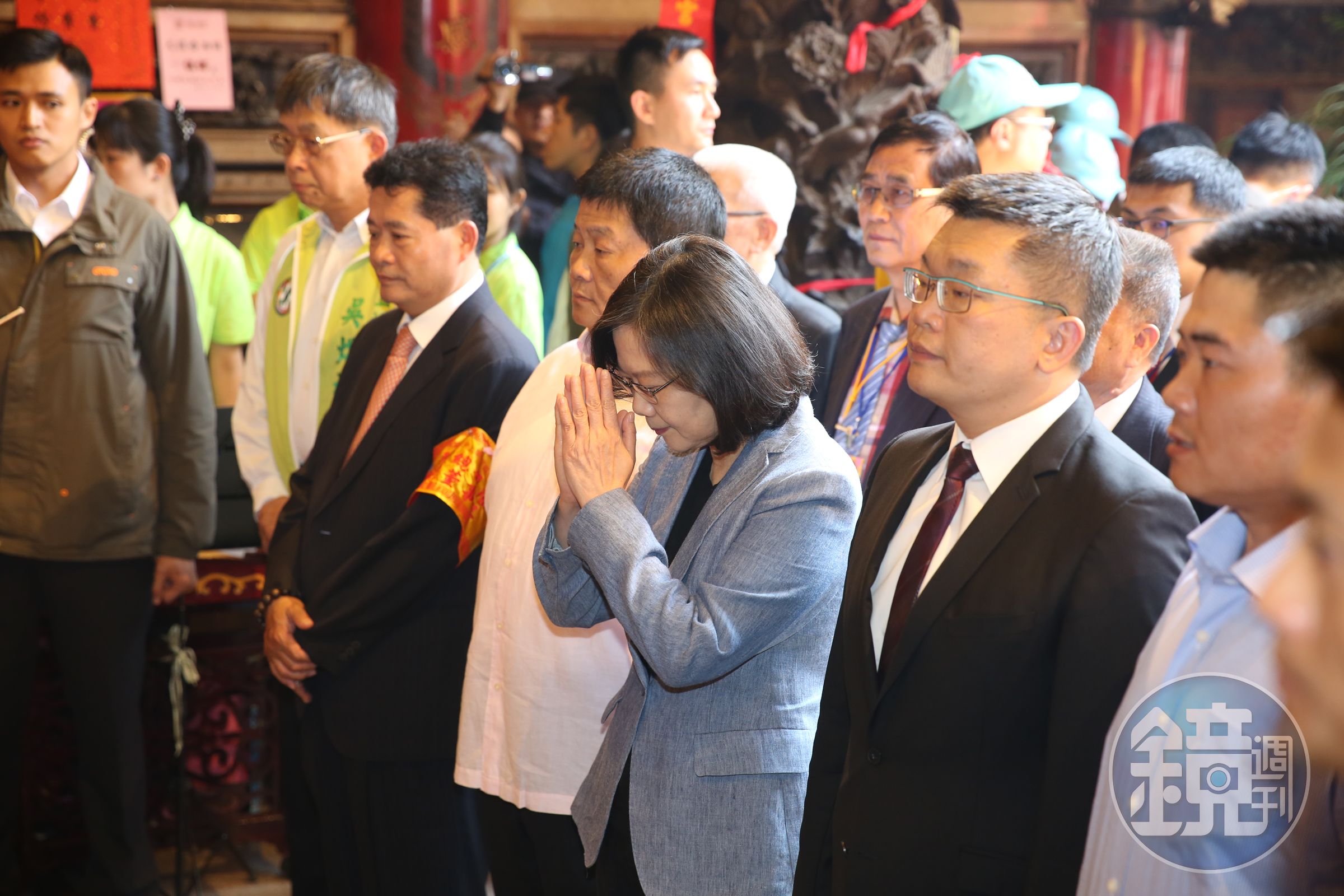 蔡英文雙手合十，祈求媽祖保祐遶境平安。
