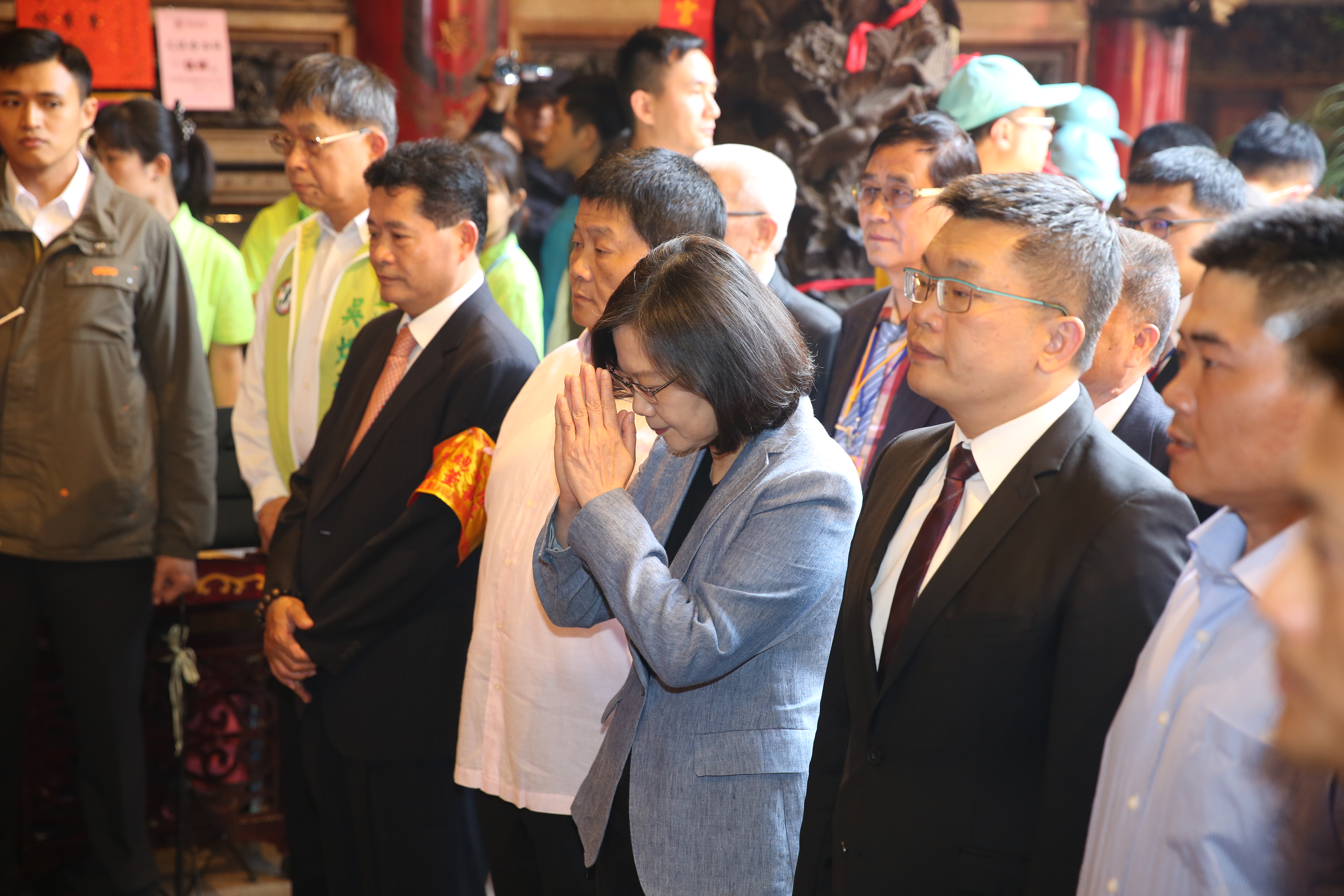 蔡英文雙手合十，祈求媽祖保祐遶境平安。