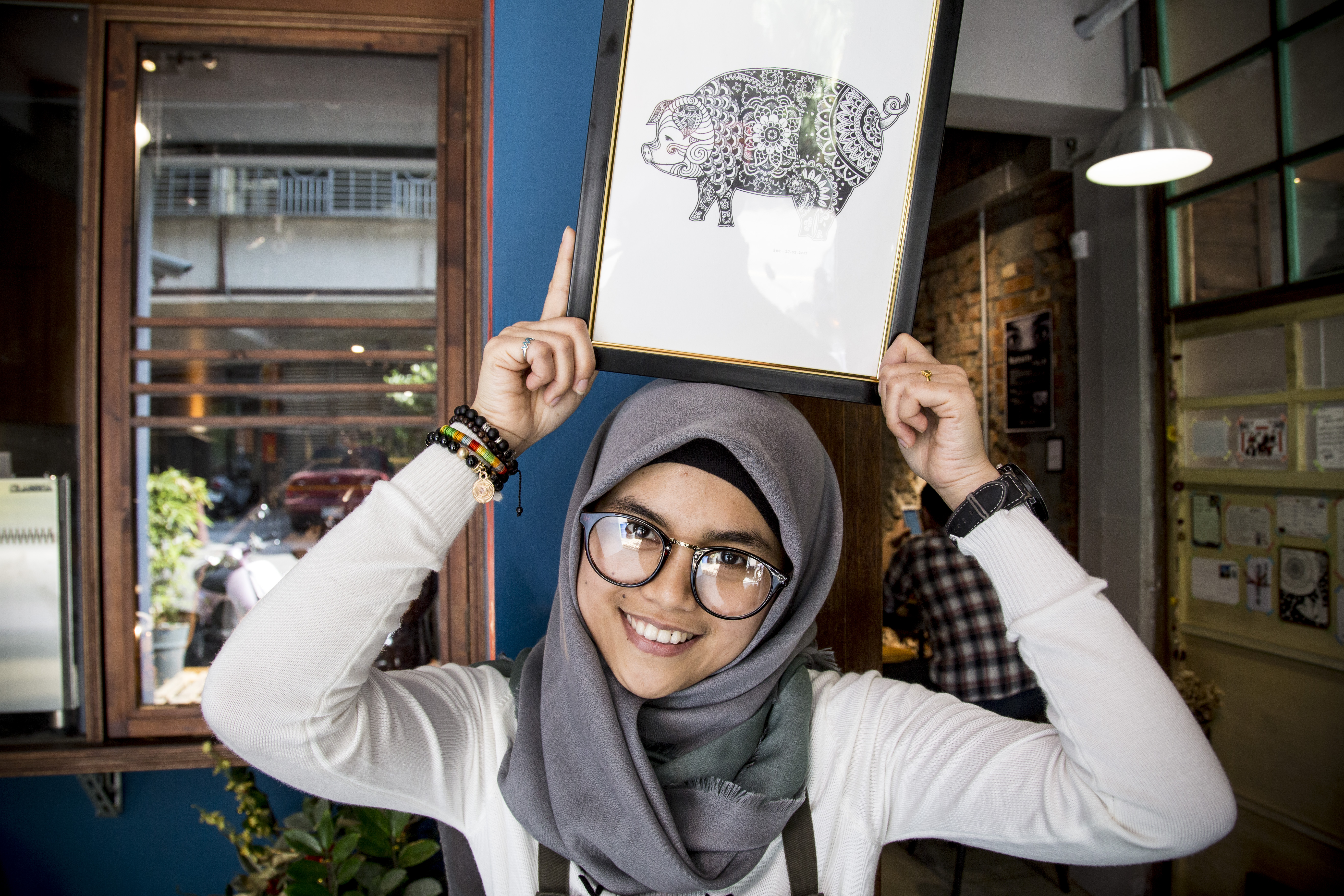 Dee Anne在當看護之前，原本在通訊行賣手機，來台後意外發掘繪畫天份，還在台中開畫展。