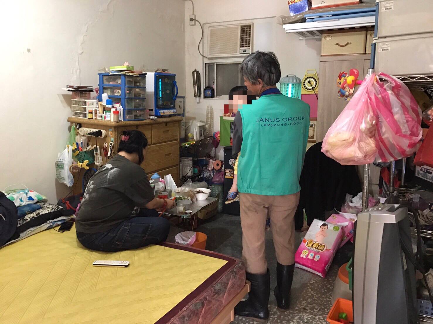 劉家人無奈指出，還來不及替小孩申請低收資格，就先辦後事。