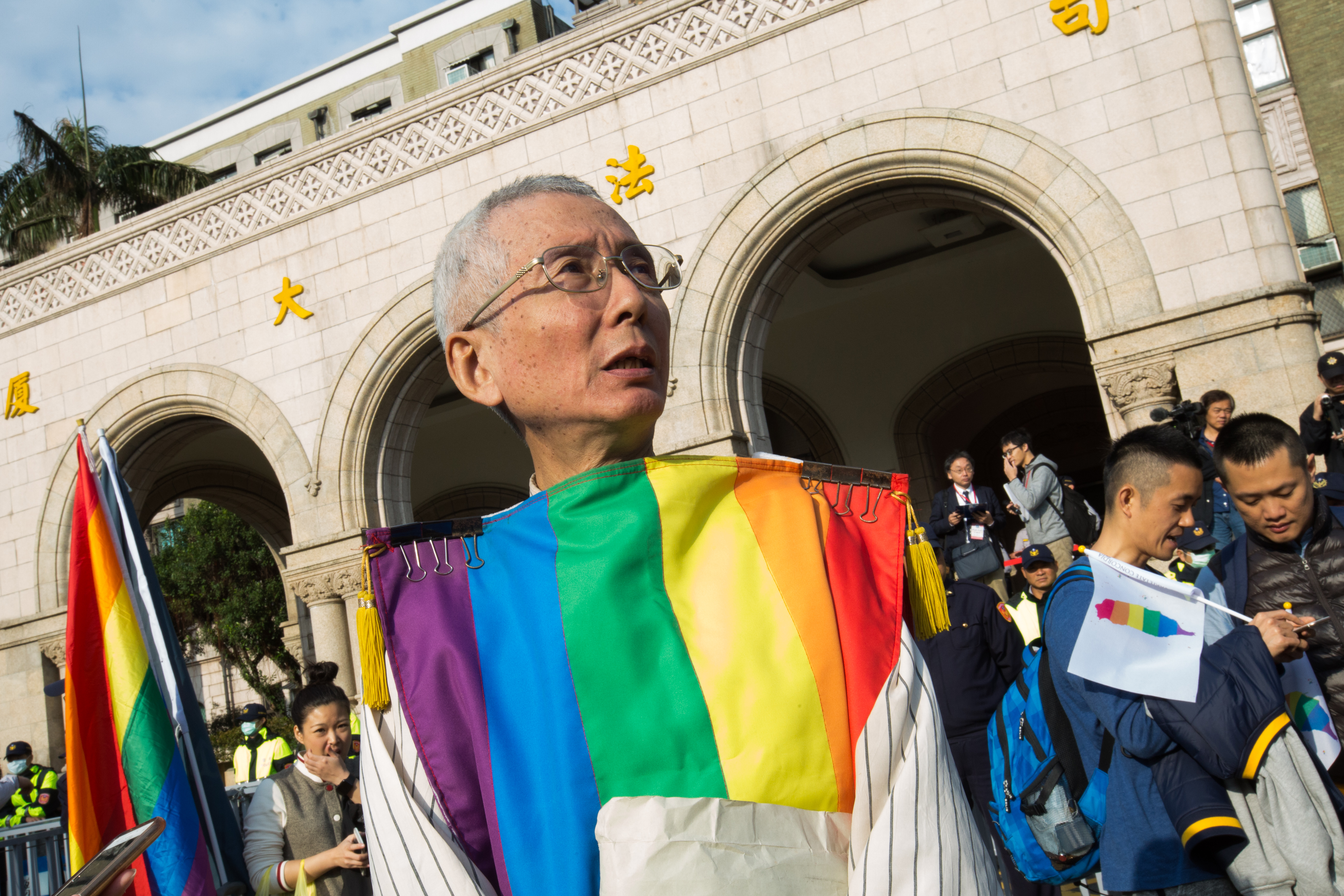 大法官憲法法庭今針對同婚議題辯論，資深同運人士祁家威出庭爭取同婚入民法。