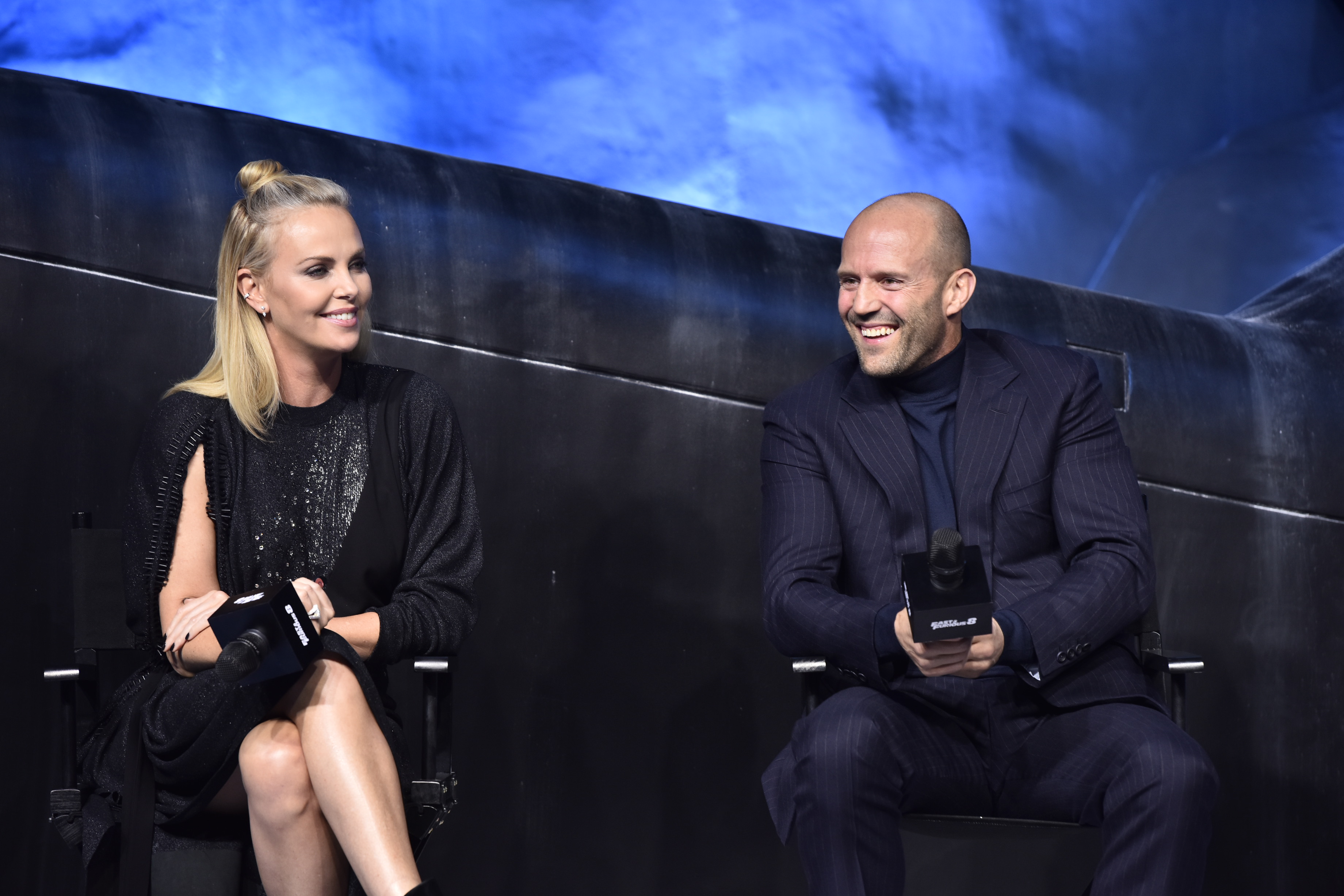 莎莉賽隆（左）故意跟傑森史塔森在記者會上處於敵對狀態。